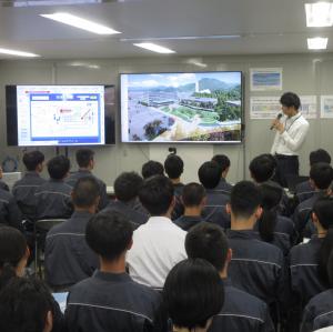 山口市新本庁舎棟新築工事について説明を受ける岩国工業高校の生徒