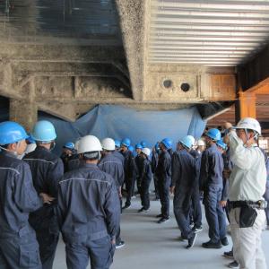 山口市新本庁舎棟新築工事現場を見学する岩国工業高校の生徒