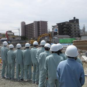 湯田温泉パーク新築工事現場を見学する柳井商工高校の生徒