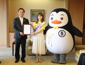 奥野粋子さんから伝達を受ける村岡知事の写真