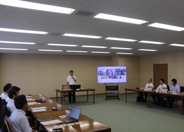あいさつする村岡知事の写真