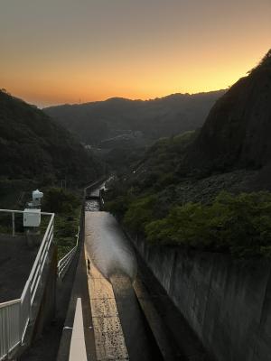 夕やけに染まる洪水吐導流部