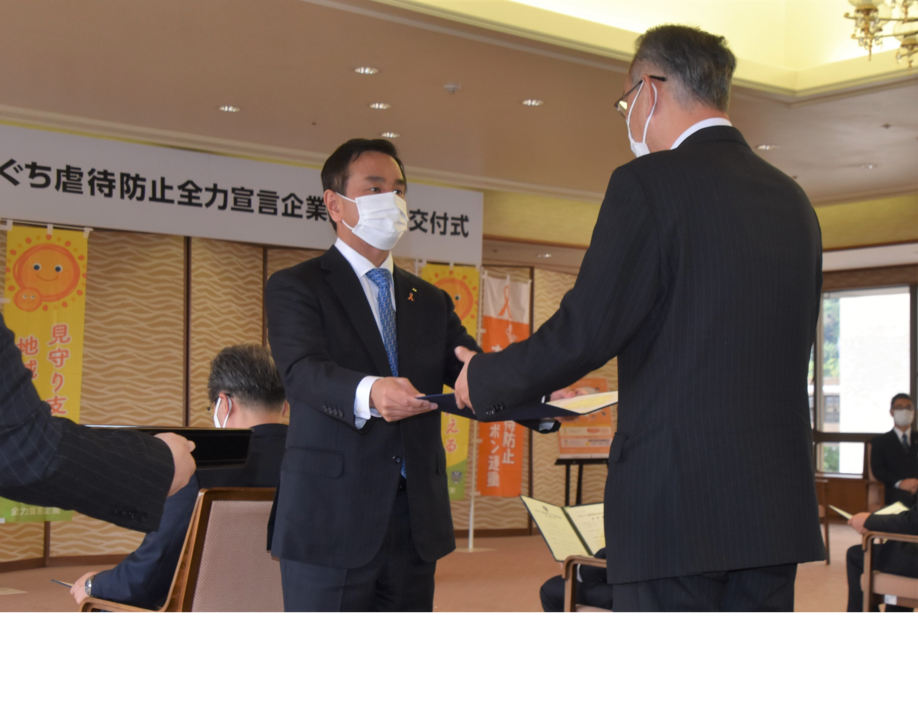 交付する村岡知事の写真