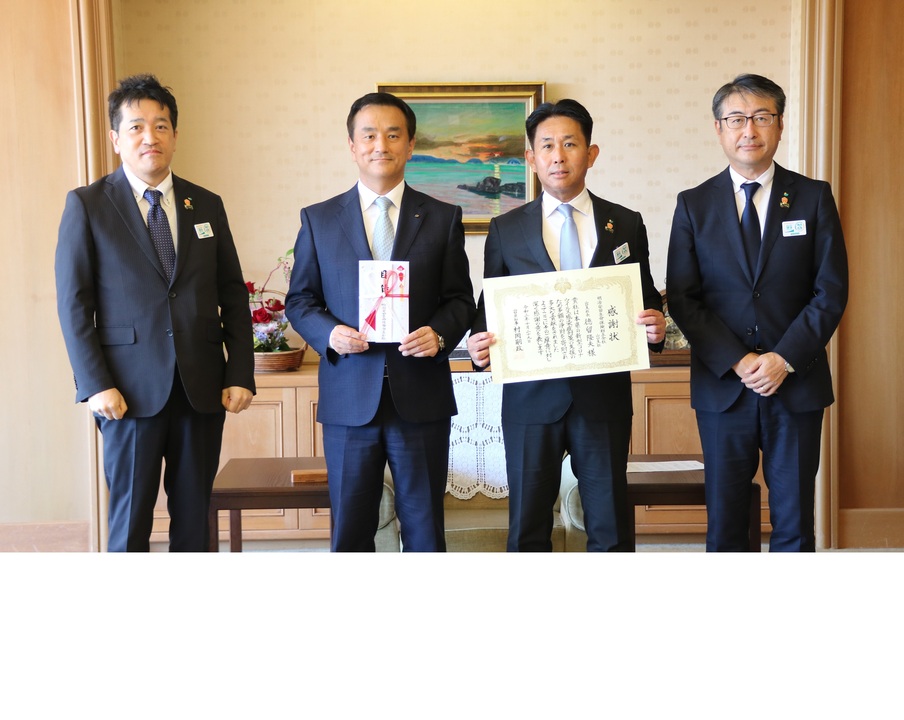 記念撮影する村岡知事の写真