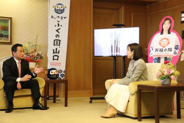 歓談する村岡知事の写真