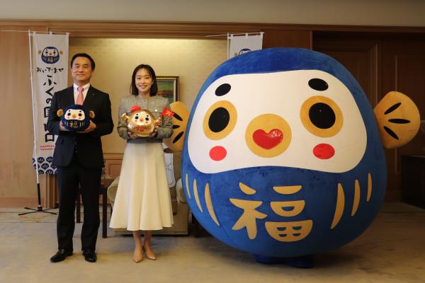 記念撮影する村岡知事の写真