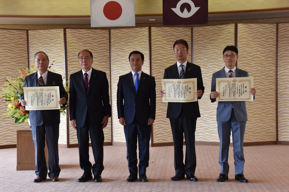 記念撮影する村岡知事の写真