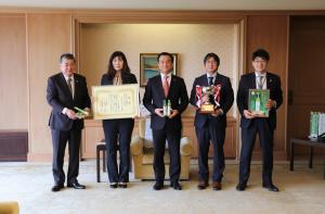 記念撮影する村岡知事の写真