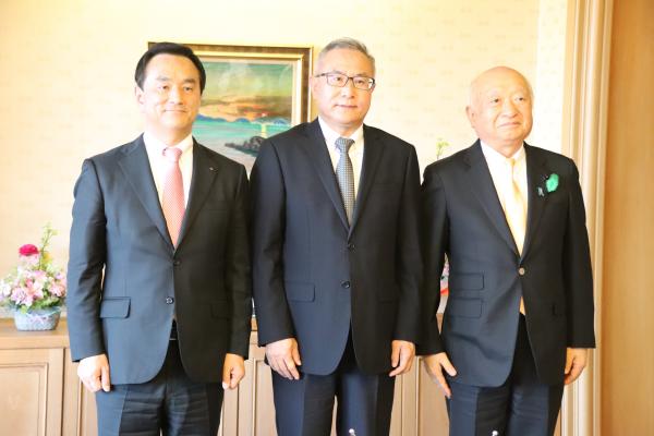 記念撮影する村岡知事の写真