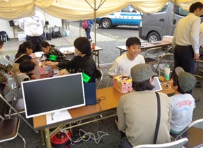 ボランティアとの広報啓発活動の写真