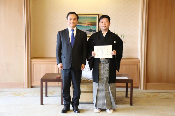 記念撮影する村岡知事の写真