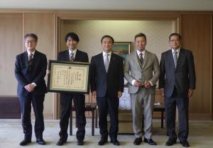 記念撮影をする村岡知事の写真