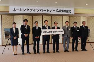 記念撮影する村岡知事の写真