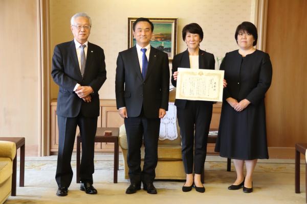 記念撮影する村岡知事の写真