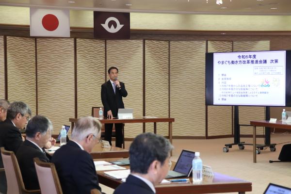あいさつする村岡知事の写真