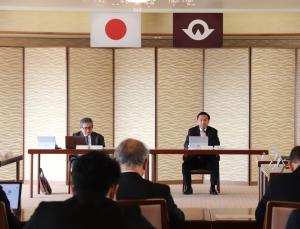 あいさつする村岡知事の写真