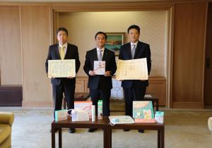 記念撮影をする村岡知事の写真