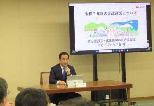 訓示する村岡知事の写真