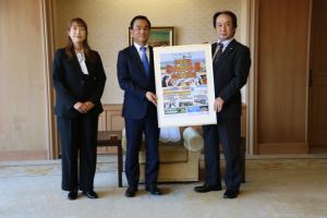 記念撮影をする村岡知事の写真