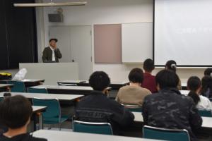 登壇している平山ユージさんの写真