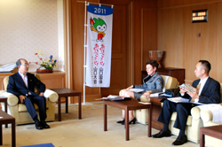 総領事と歓談する二井知事