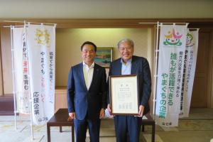 石﨑社長と記念撮影する村岡知事の写真
