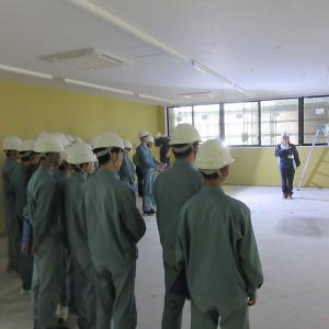 山口県自治会館新築工事の内装工事現場を見学する下関工科高校の生徒