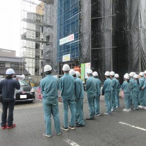 山口県自治会館新築工事現場を見学する下関工科高校の生徒