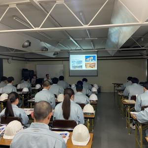 分庁舎整備建築工事について説明を受ける萩商工高校の生徒