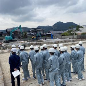 分庁舎整備建築工事現場を見学する萩商工高校の生徒