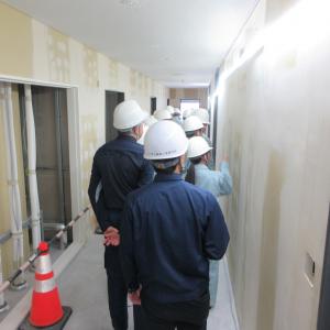 山口県自治会館新築工事の内装工事現場を見学する萩商工高校の生徒