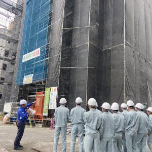 山口県自治会館新築工事現場を見学する萩商工高校の生徒