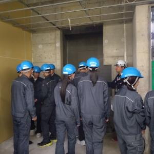 山口県自治会館新築工事現場を見学する岩国工業高校の生徒