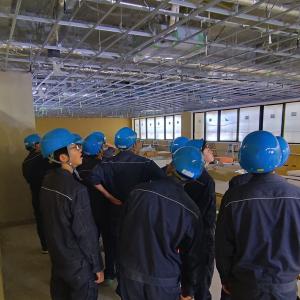 山口県自治会館新築工事の内装工事現場を見学する岩国工業高校の生徒