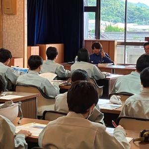 山口県自治会館新築工事について説明を受ける柳井商工高校の生徒