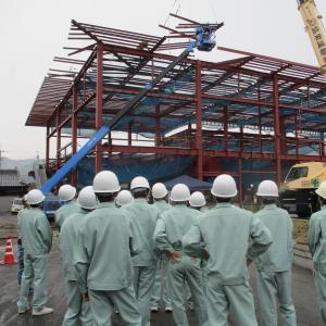山口県自治会館新築工事現場を見学する柳井商工高校の生徒