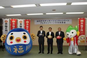 記念撮影をする村岡知事の写真