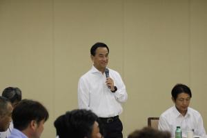 あいさつをする村岡知事