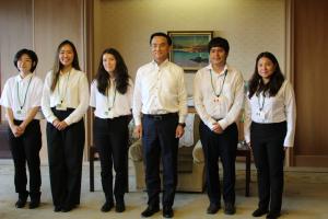 記念撮影する村岡知事の写真