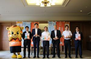 記念撮影する村岡知事の写真