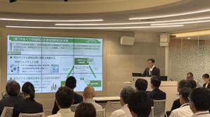 プレゼンテーションをする村岡知事の写真