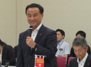 会議の冒頭に、議長としてあいさつをする村岡知事の写真