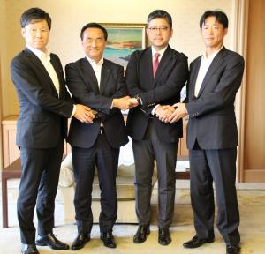 記念撮影する村岡知事の写真