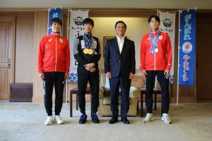 記念撮影をする村岡知事の写真