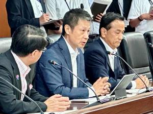 意見交換の場に出席する村岡知事の写真