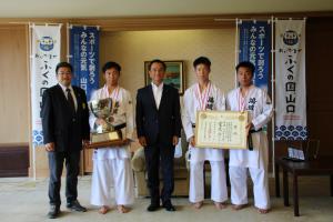 記念撮影をする村岡知事の写真