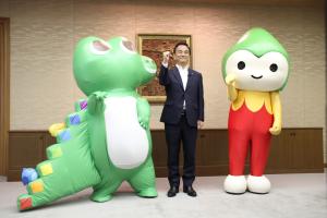 記念撮影をする村岡知事の写真