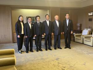 台南市副市長と集合写真を撮る柳居議長