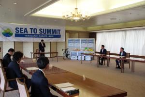 あいさつする村岡知事の俯瞰写真