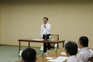 あいさつをする村岡知事の写真